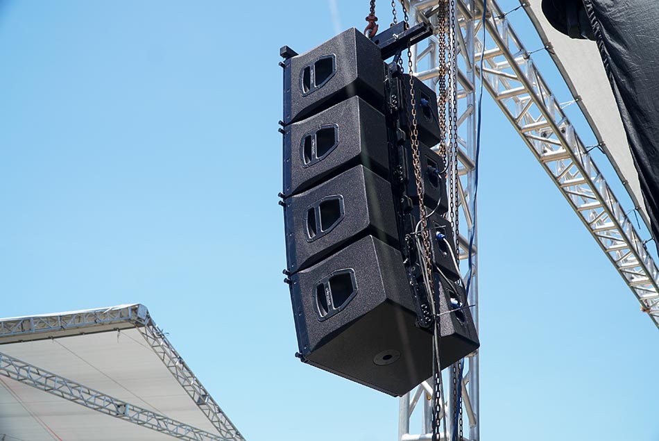 Hệ thống Line Array công suất lớn treo cao giúp âm thanh bao phủ đồng đều cho hàng ngàn khán giả
