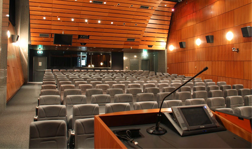 Bố trí loa vệ tinh rải đều giúp âm thanh rõ nét, không gây chói tai cho đại biểu ngồi gần