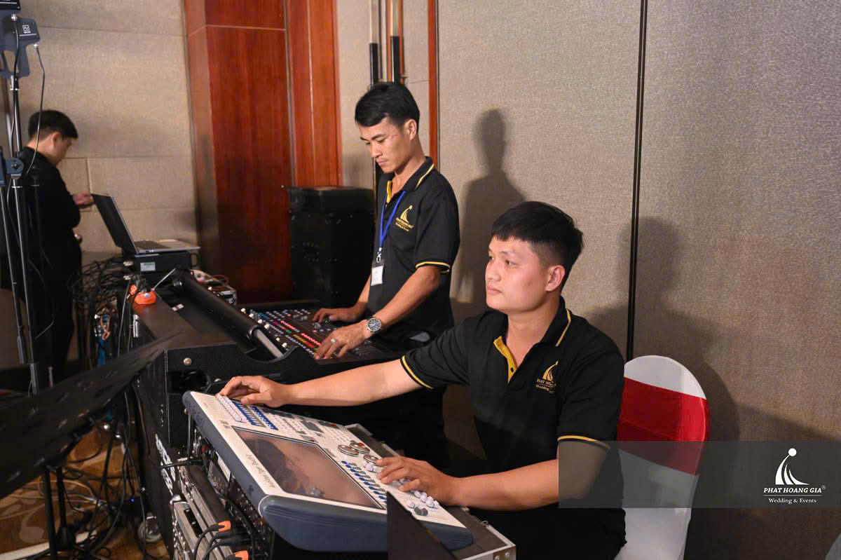 Vận hành âm thanh trực tiếp xuyên suốt chương trình