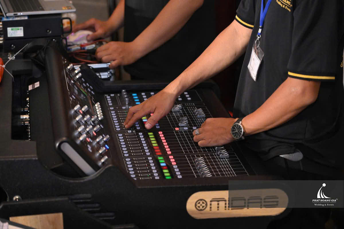 Kỹ thuật viên bám sát kịch bản từng phút, tinh chỉnh âm thanh theo từng khoảnh khắc cảm xúc của buổi lễ
