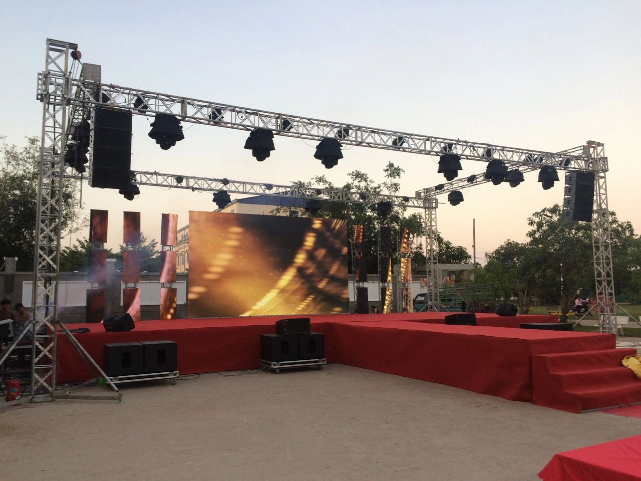 Dàn Line Array công suất khủng là lựa chọn số 1 cho các đại tiệc ngoài trời