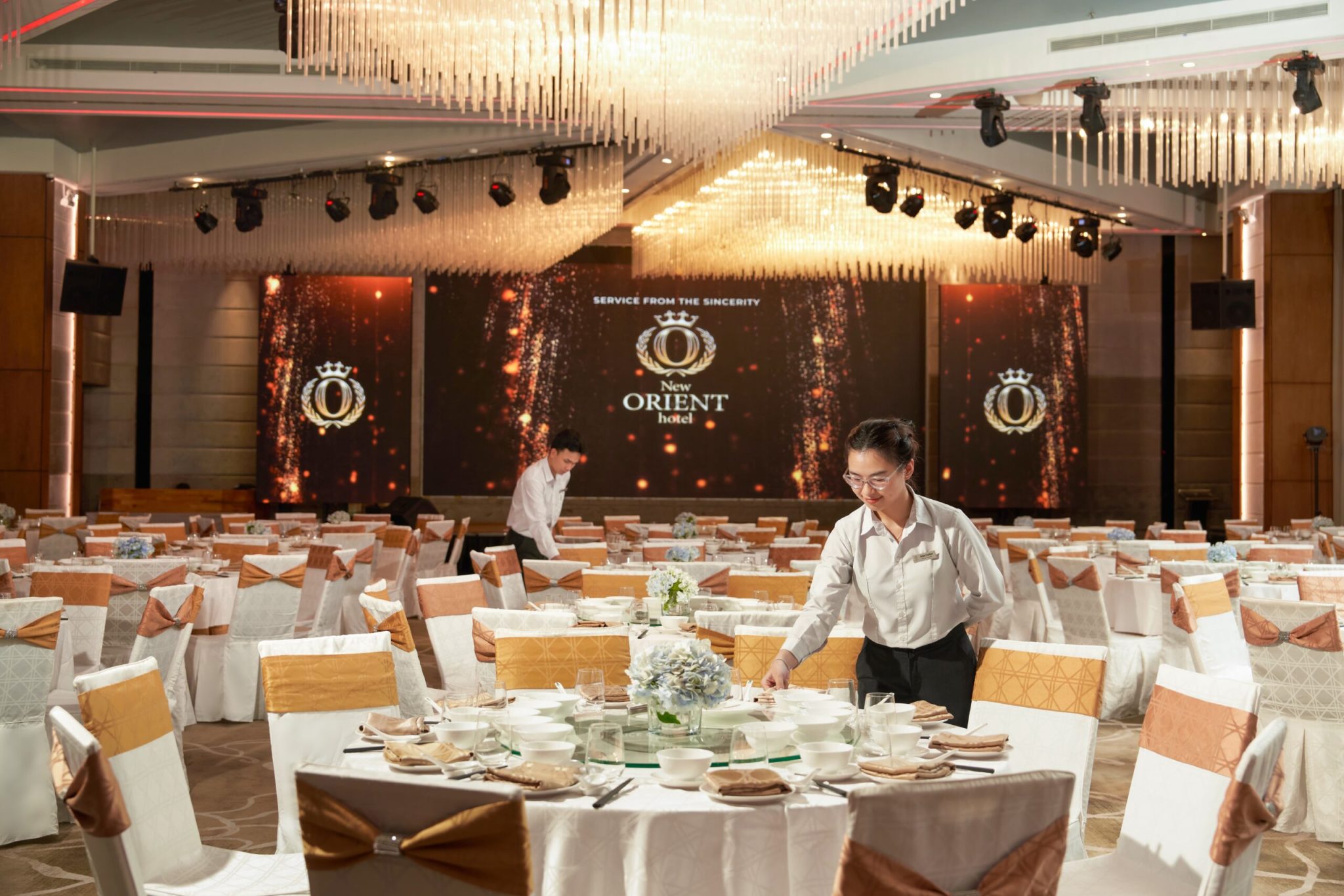 Hệ thống âm thanh tầm trung với độ phủ đều, giúp mọi khách mời ở cuối khán phòng vẫn nghe rõ từng lời chúc