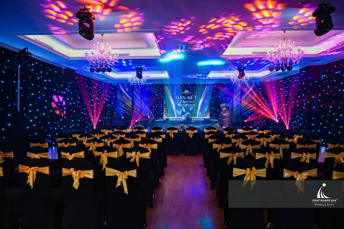 Hệ thống âm thanh hiện đại được bố trí tinh tế trong sảnh tiệc cưới sang trọng, đảm bảo độ phủ âm đồng đều