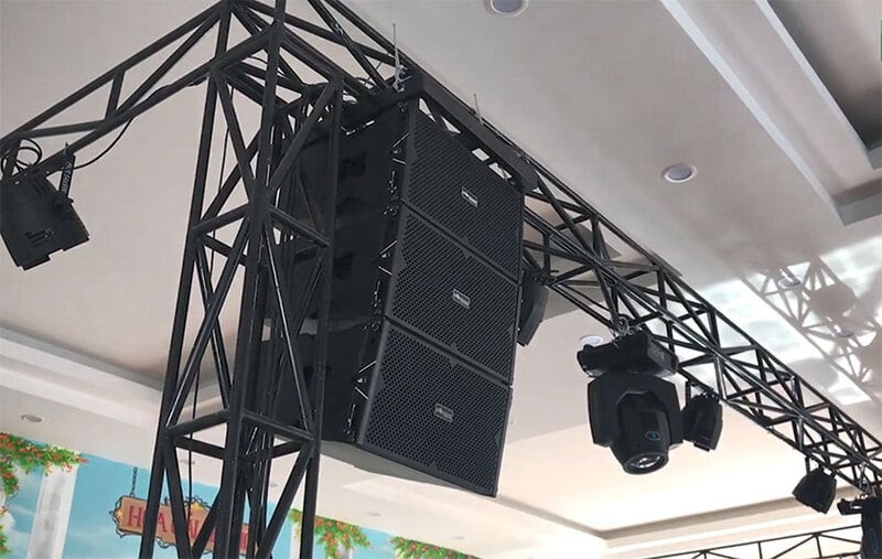 Dàn Line Array treo cao giúp âm thanh bao phủ toàn bộ không gian tiệc ngoài trời mà không bị vật cản