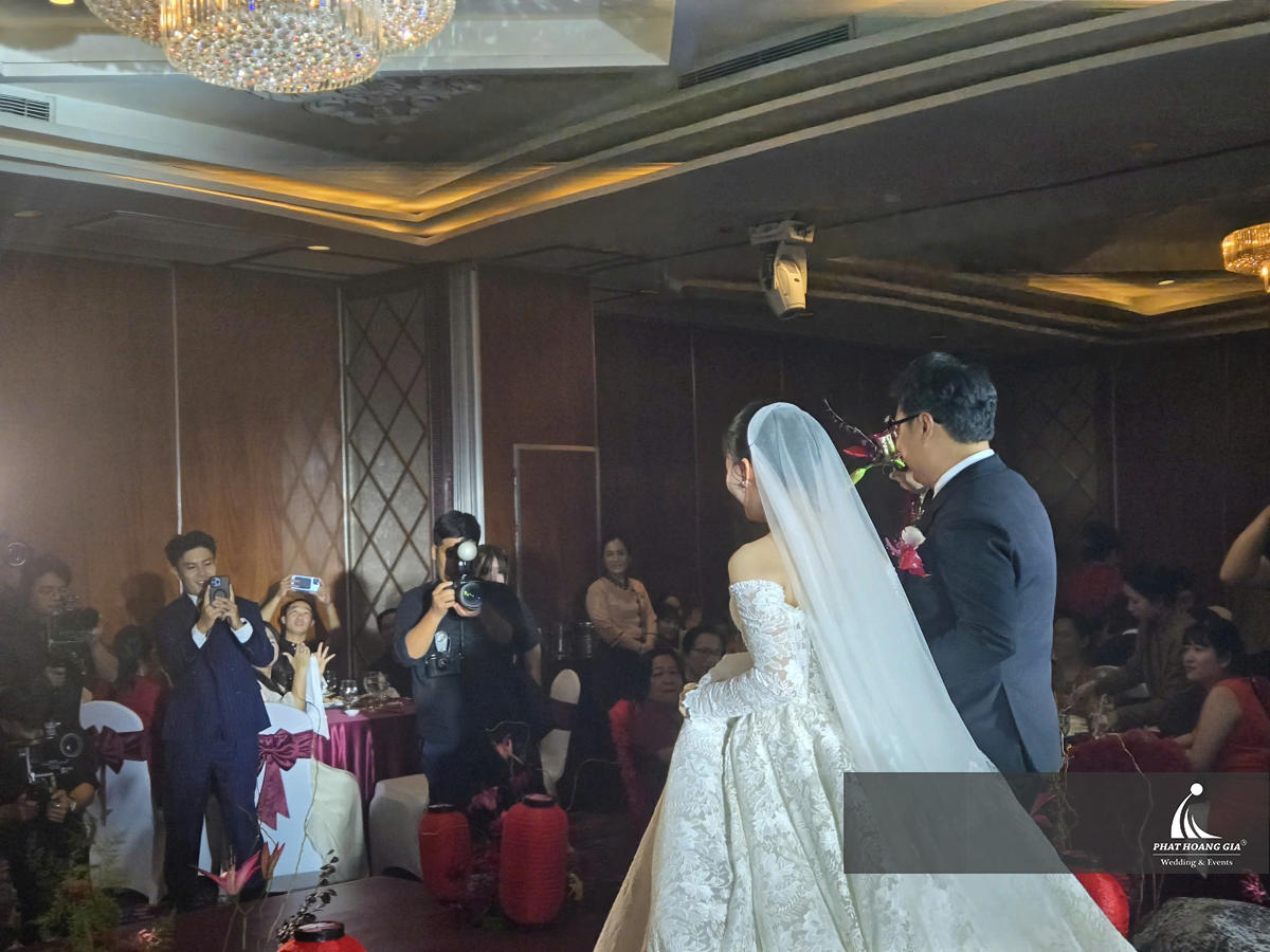 Âm thanh được điều tiết thông minh: tinh tế lúc đón khách và bùng nổ khi vào cao trào, dẫn dắt trọn vẹn cảm xúc người xem