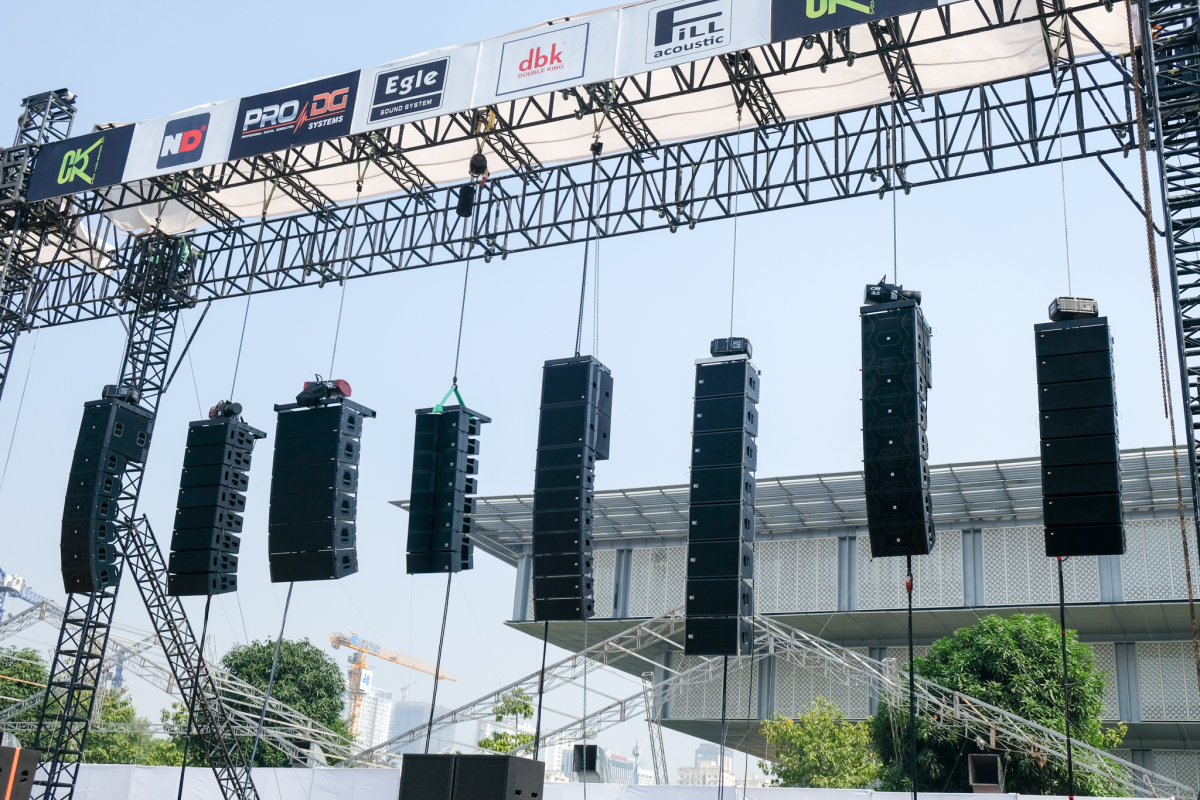 Hệ thống Line Array treo cao là giải pháp tối ưu giúp âm thanh phóng đi xa và phủ đều không gian mở rộng lớn mà không bị loãng