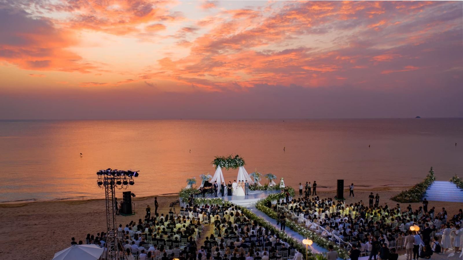 Sử dụng loa Line Array công suất lớn để vượt qua tiếng sóng và gió, đảm bảo lời tuyên thệ sắc nét