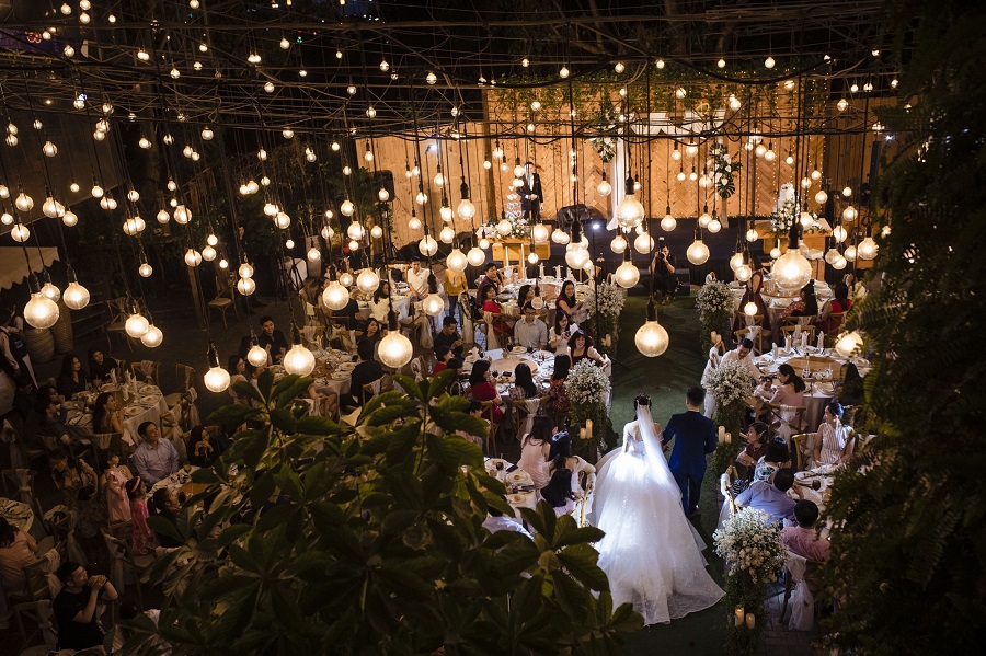 Tập trung âm thanh vào khu vực khách mời, triệt tiêu phản âm từ các tòa nhà lân cận