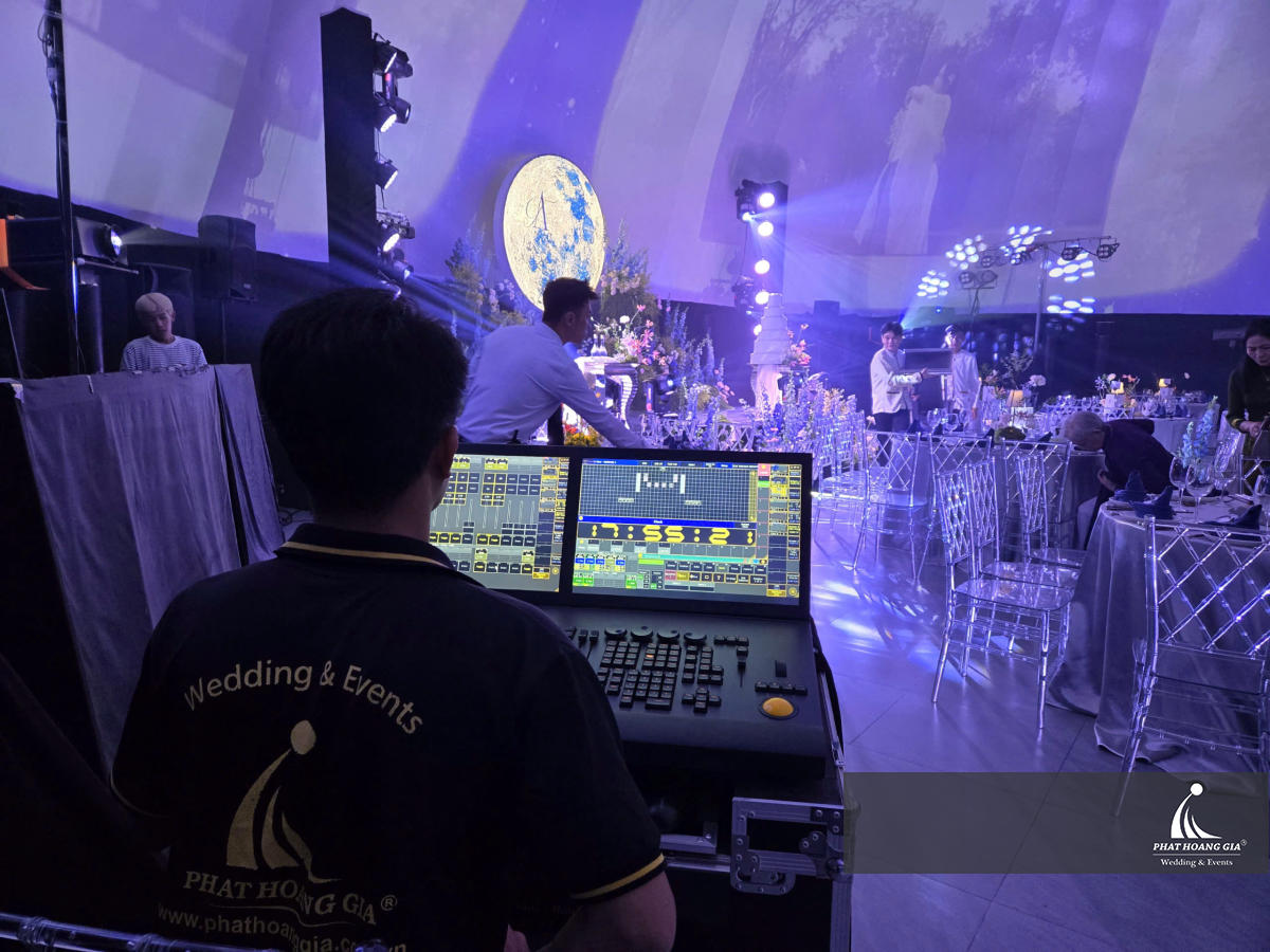 Xử lý âm học thông minh giúp triệt tiêu hiện tượng dội âm trong các sảnh tiệc nhiều vách kính và đá hoa cương