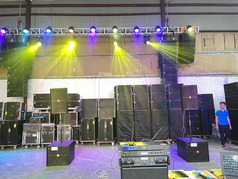 Hệ thống loa vệ tinh được căn chỉnh pha giúp phủ âm đều khắp phòng, xóa bỏ hoàn toàn các "điểm chết" âm thanh