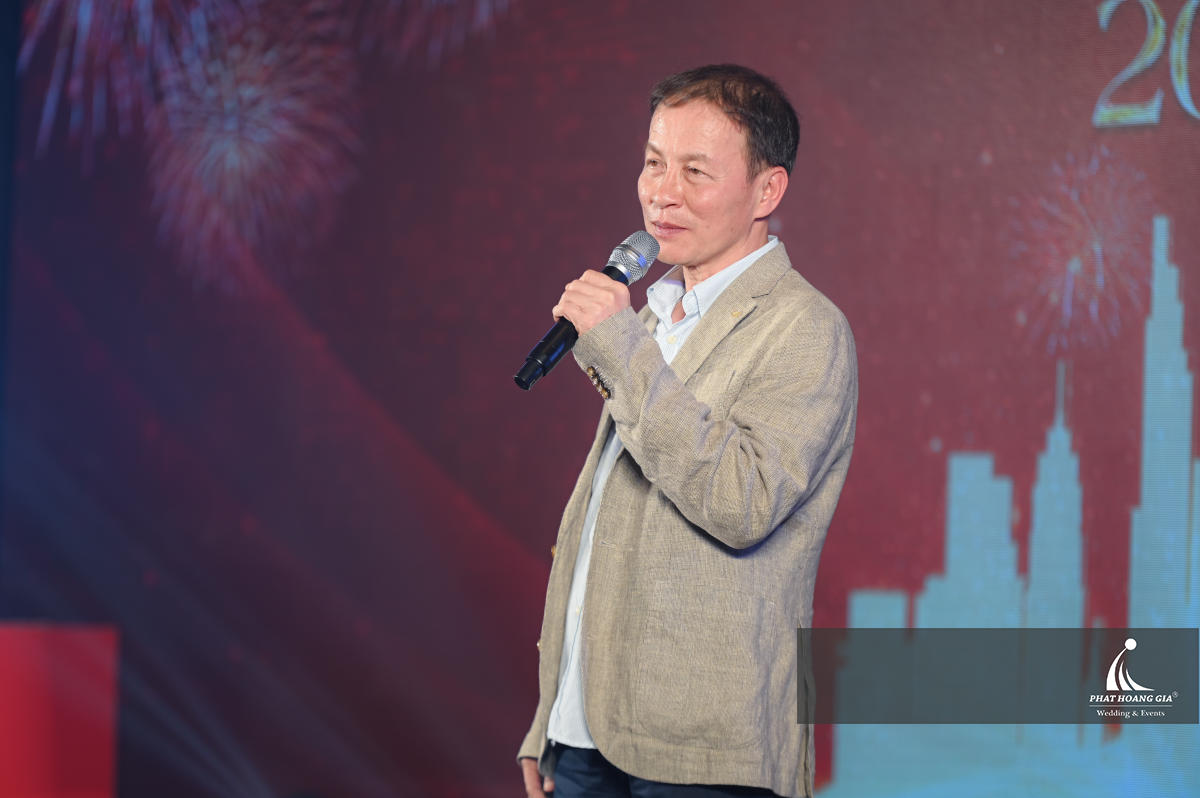 Micro UHF cao cấp đảm bảo sóng ổn định tuyệt đối và tái tạo giọng nói đầy truyền cảm