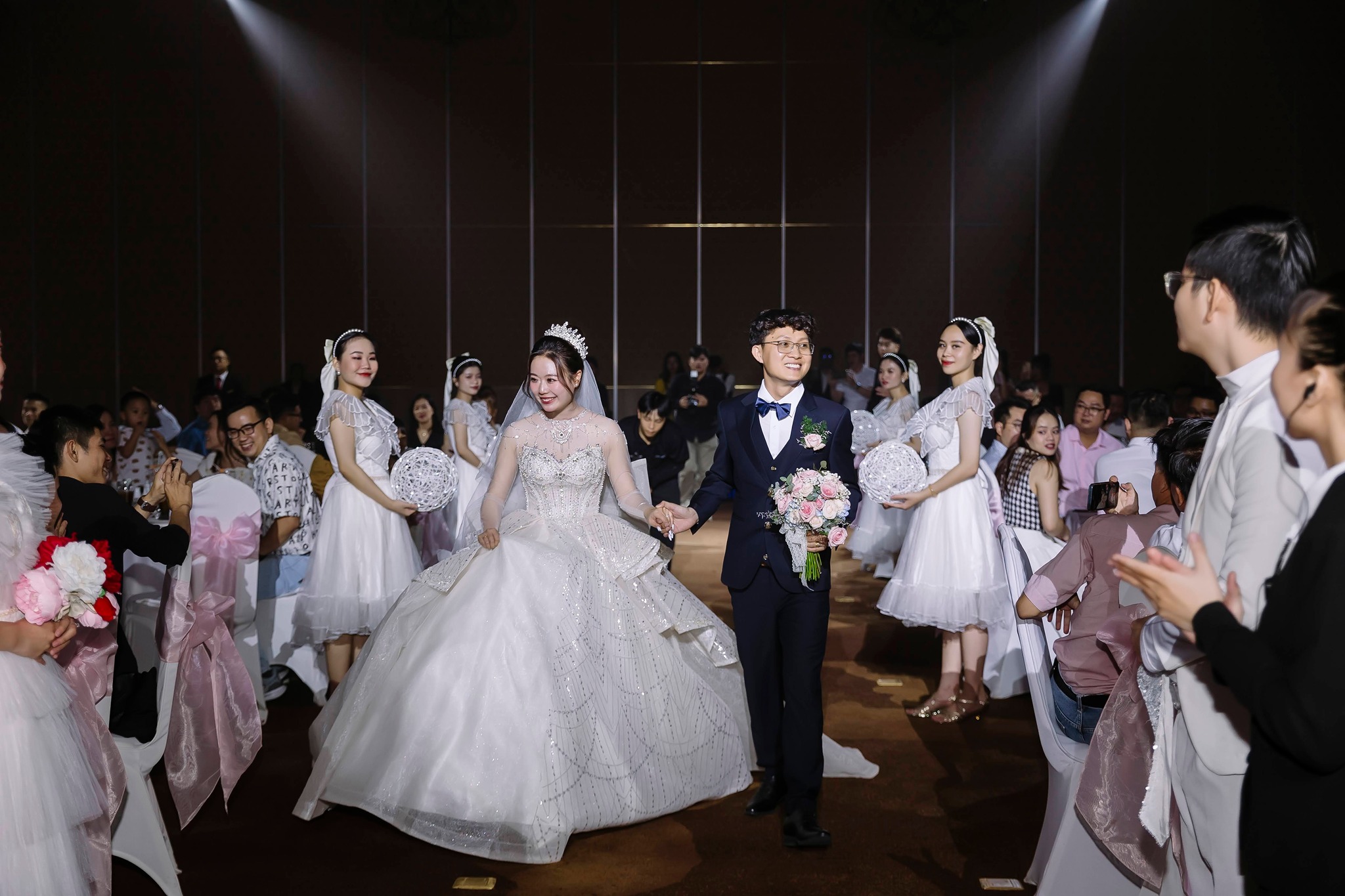 Ánh sáng bùng nổ, khơi dậy cảm xúc sôi động cho phần hội