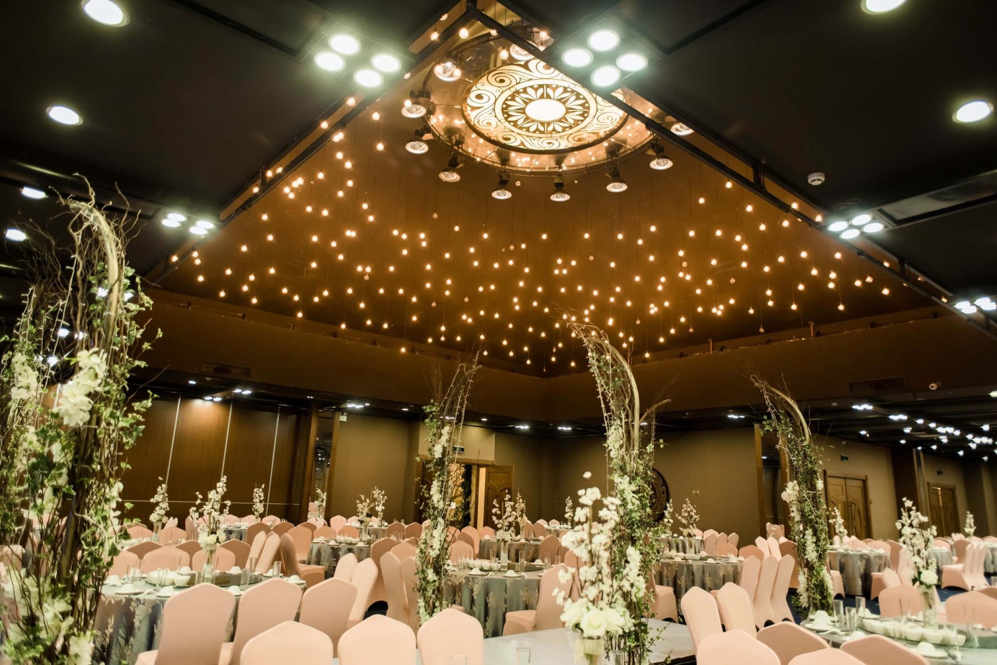 Giải pháp ánh sáng được thiết kế tối ưu theo ngân sách và quy mô tiệc