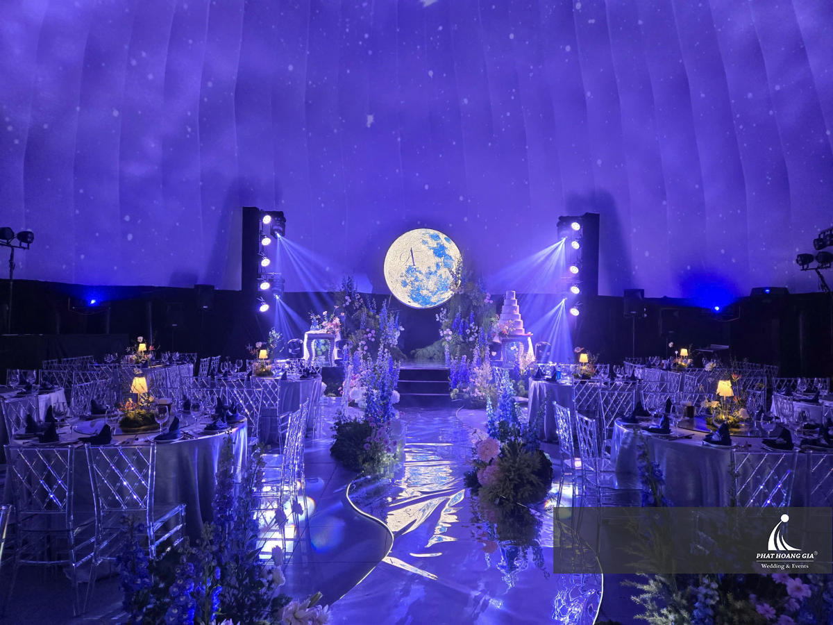 Đèn Moving Beam tạo luồng sáng mạnh, kiến tạo không gian bùng nổ cho tiết mục