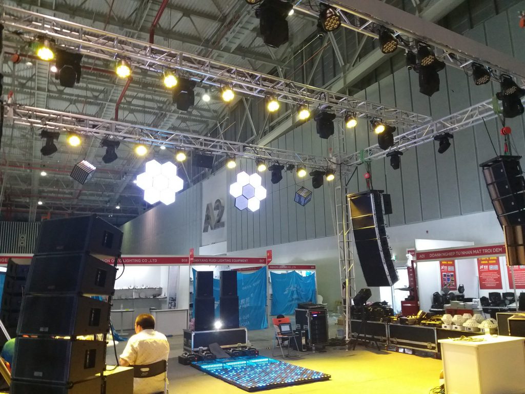 Đội ngũ thi công thần tốc, đảm bảo bàn giao sân khấu đúng tiến độ