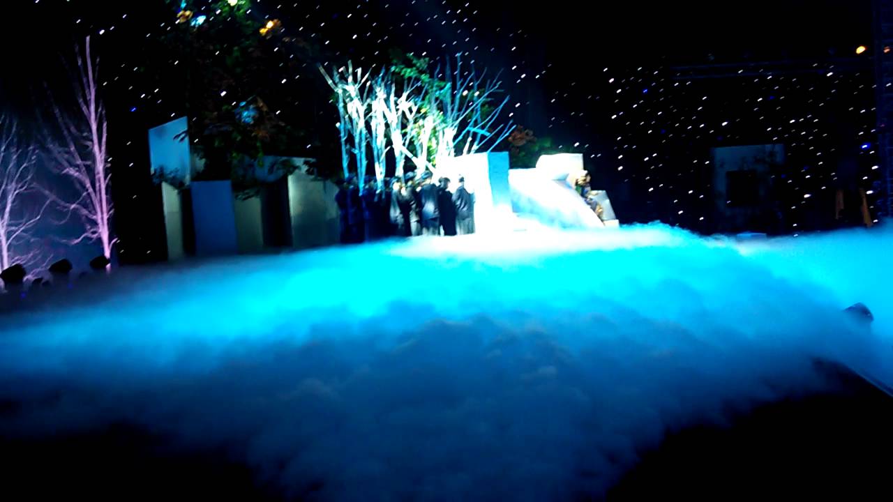 Hiệu ứng khói lạnh và pháo điện là lựa chọn an toàn, sang trọng cho không gian Ballroom