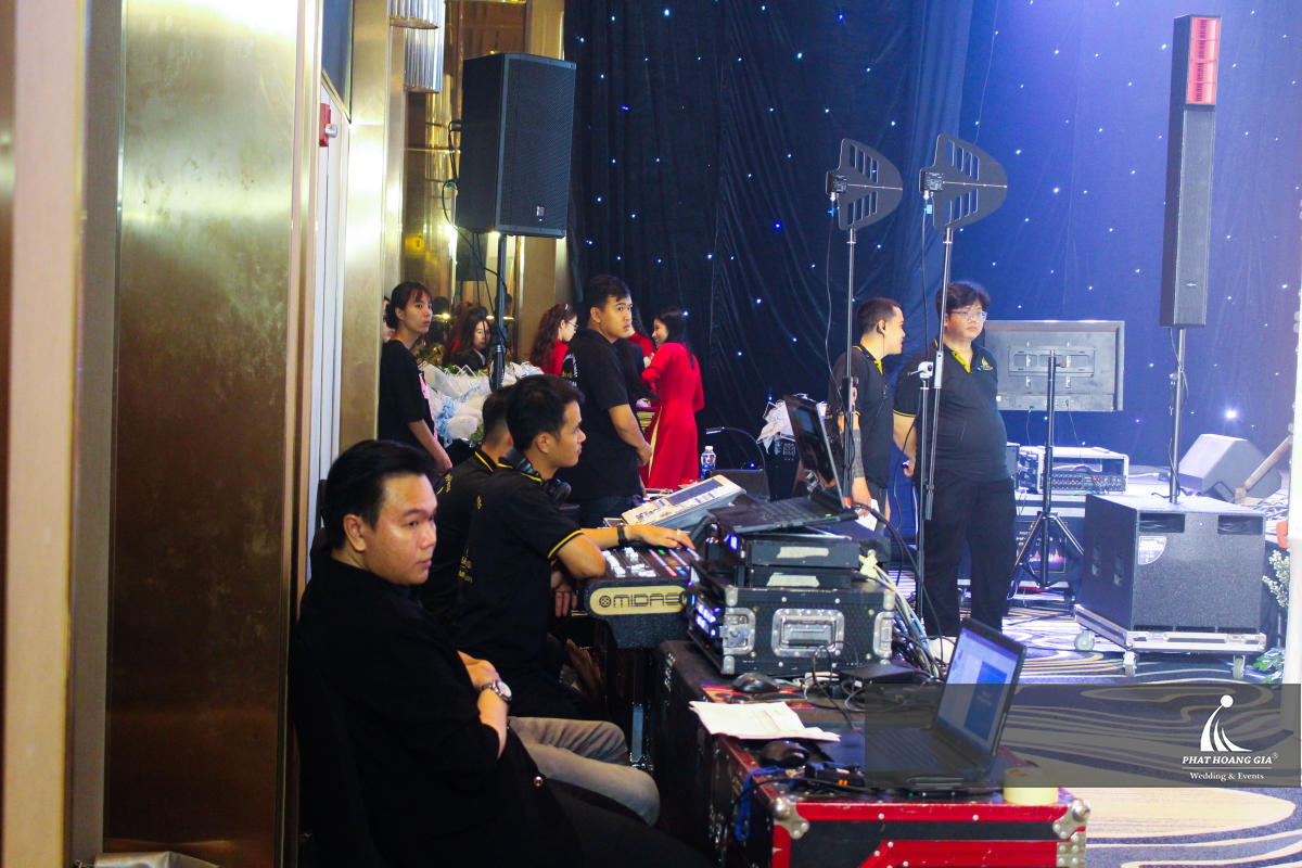 Đội ngũ kỹ thuật túc trực 24/7, điều khiển hiệu ứng khớp từng giây theo nhạc lễ