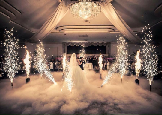 Cô dâu chú rể khiêu vũ giữa hiệu ứng khói và pháo 