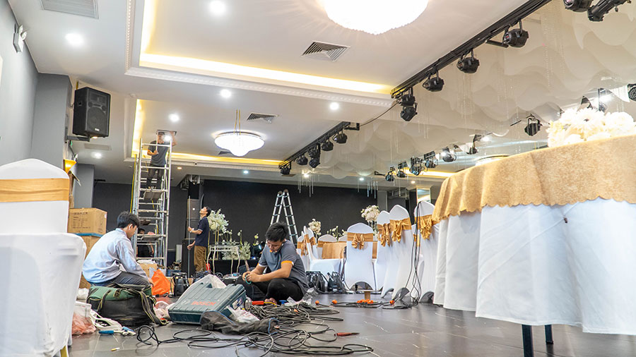 Hệ thống dây cáp được đi gọn gàng, có CB chống giật đảm bảo an toàn vận hành