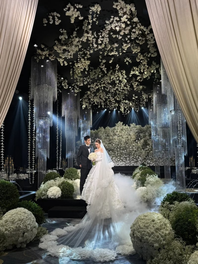 Sự giao thoa hoàn hảo giữa trang trí tĩnh và hiệu ứng động tạo nên sức sống cho bữa tiệc