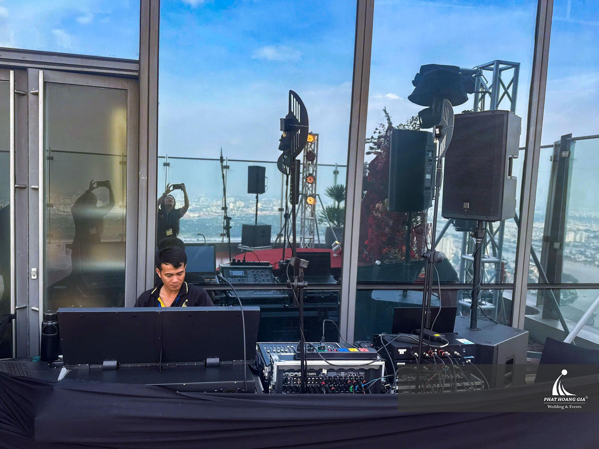 Kỹ thuật viên trực máy đảm bảo kịch bản ánh sáng chính xác từng giây