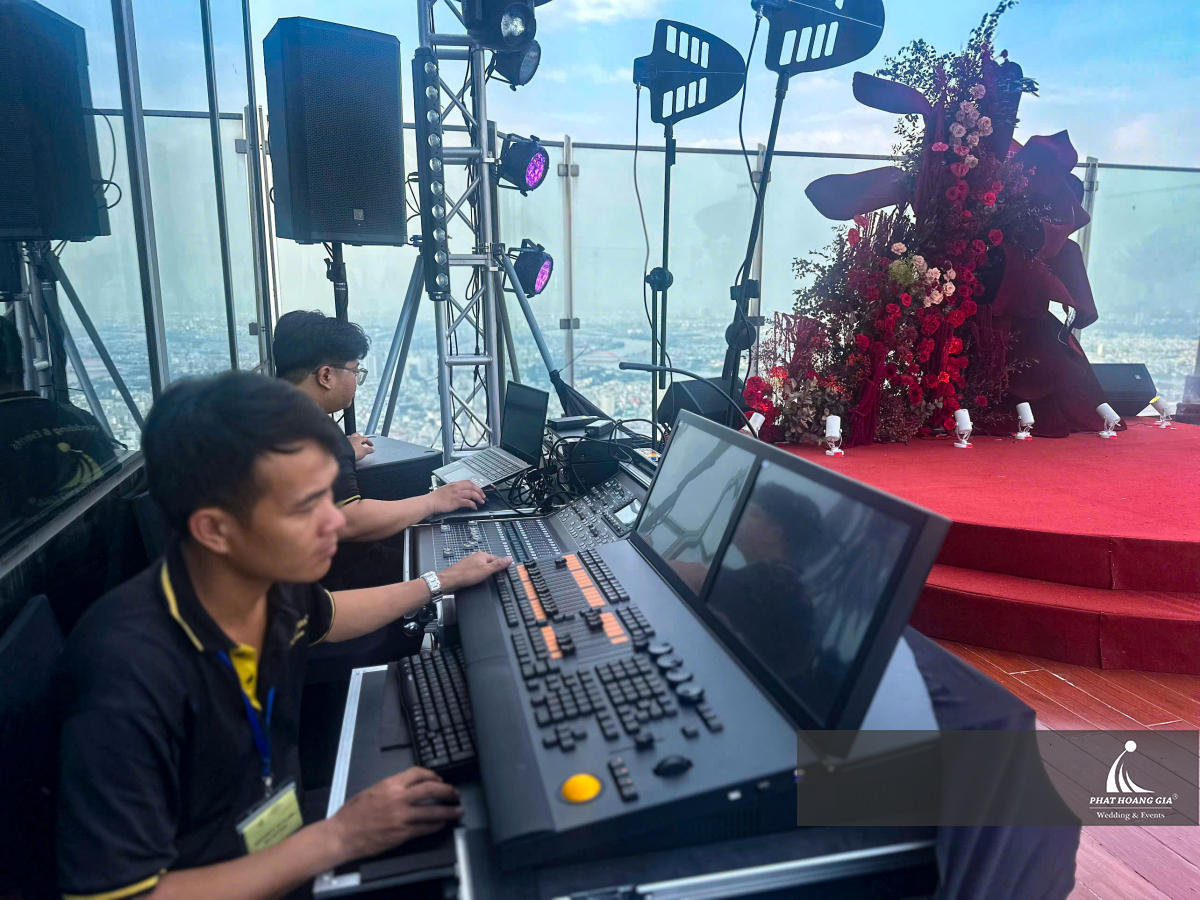 Kỹ thuật viên túc trực đảm bảo vận hành kịch bản chính xác