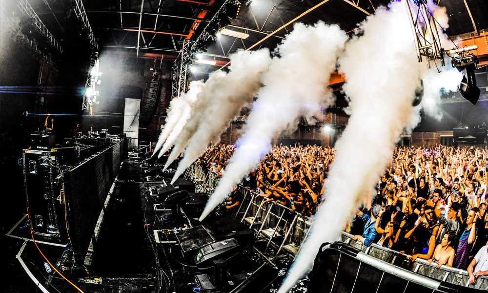 Máy tạo khói giúp các luồng tia sáng hiển thị sắc nét và kỳ ảo