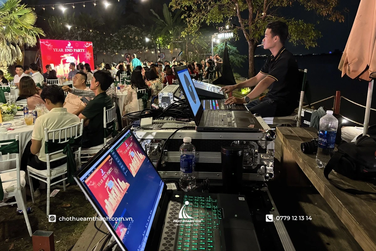 Nhân viên kỹ thuật điều khiển màn hình LED và hệ thống trình chiếu trong chương trình Year End Party ngoài trời