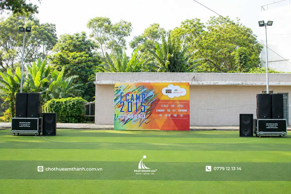 Vị trí loa được bố trí hai bên sân khấu nhằm tối ưu dải bass và khả năng phủ âm trong sự kiện ngoài trời