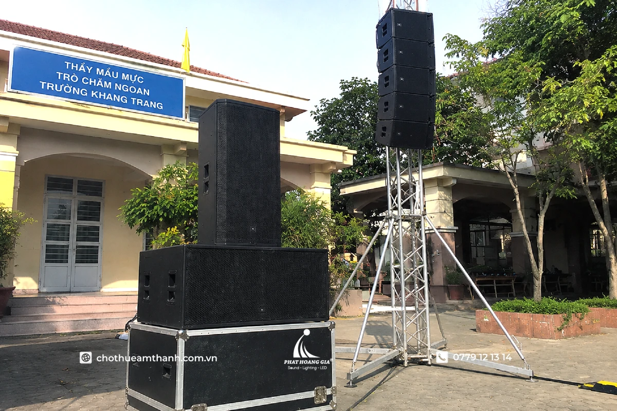 Hệ thống loa bass và loa treo được lắp đặt cho sự kiện ngoài trời nhằm tối ưu chất lượng âm thanh