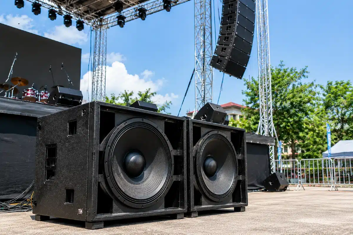 Loa subwoofer sự kiện đặt phía trước sân khấu ngoài trời để tái tạo dải bass mạnh mẽ và sâu, minh họa bass là gì 