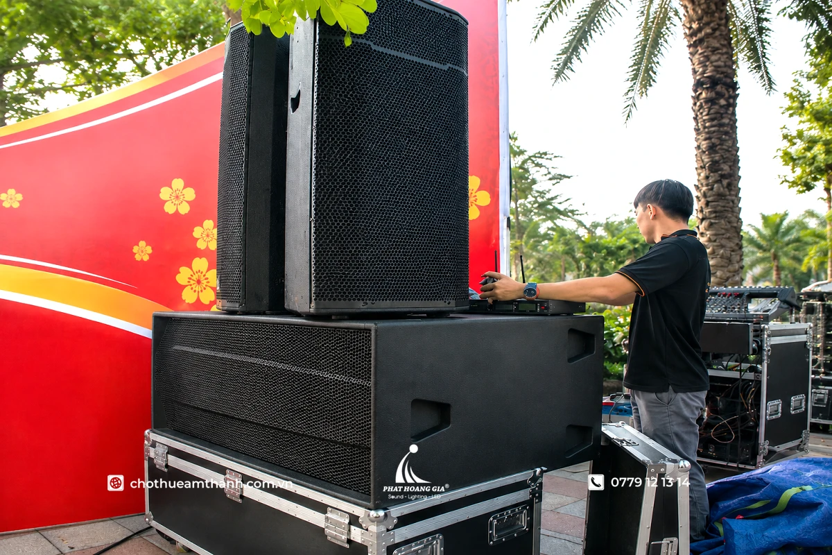 Kỹ thuật viên kiểm tra và kết nối hệ thống loa trước khi cân chỉnh dải bass và chất lượng âm thanh cho chương trình sự kiện
