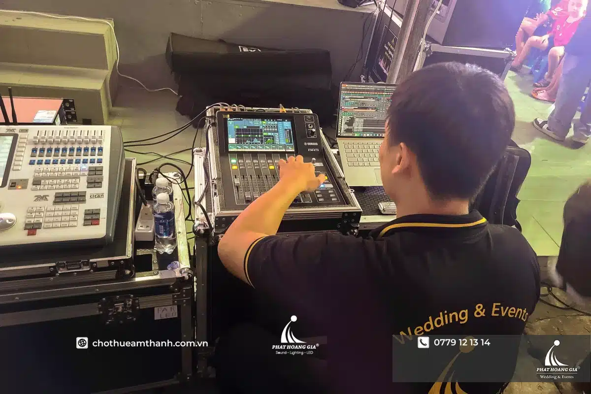 Kỹ thuật viên đang điều chỉnh các thông số trên bàn điều khiển âm thanh nhằm đảm bảo chất lượng âm thanh ổn định cho chương trình