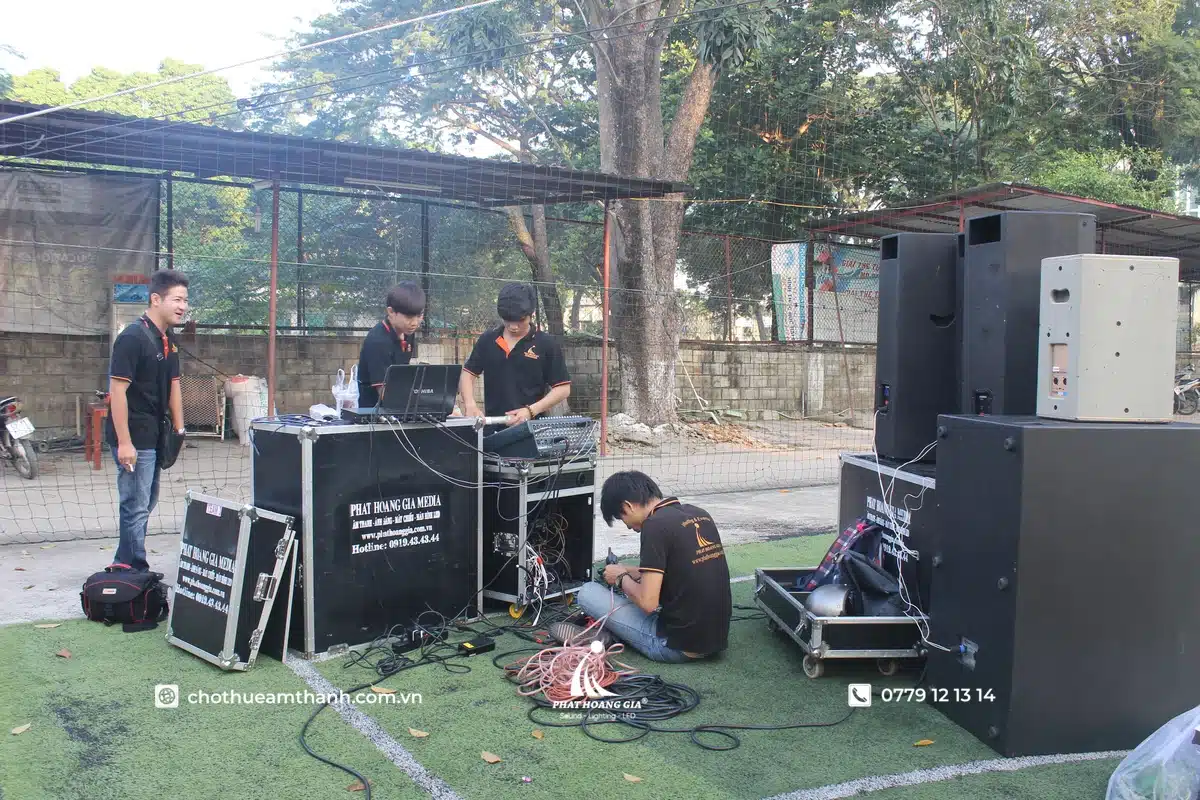 Đội ngũ kỹ thuật kiểm tra dây tín hiệu, cổng kết nối và thiết bị âm thanh nhằm khắc phục lỗi âm thanh bị rè trước chương trình