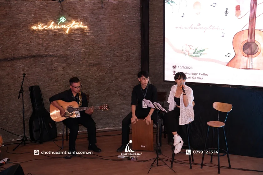 Nhạc cụ acoustic gồm guitar thùng, cajon và micro được sử dụng trong buổi giao lưu âm nhạc acoustic 