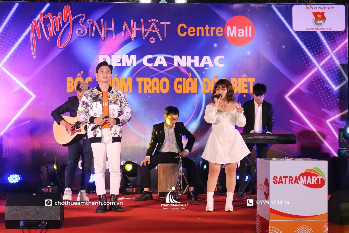 Ban nhạc acoustic biểu diễn trực tiếp trên sân khấu trong sự kiện doanh nghiệp