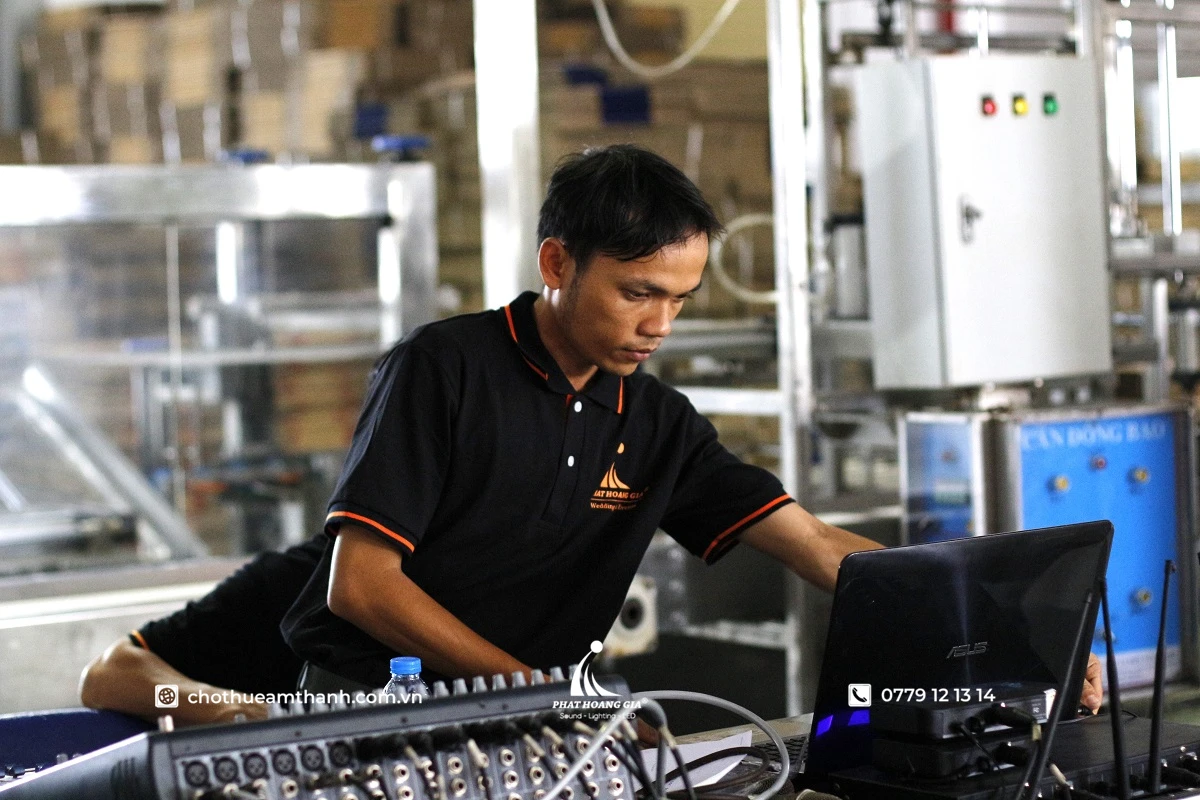 Loa Monitor Là Gì Và Vai Trò Của Loa Kiểm Âm Sân Khấu Sự Kiện 8 Kỹ thuật viên PHG đang sound check âm thanh loa trước khi diễn ra sự kiện