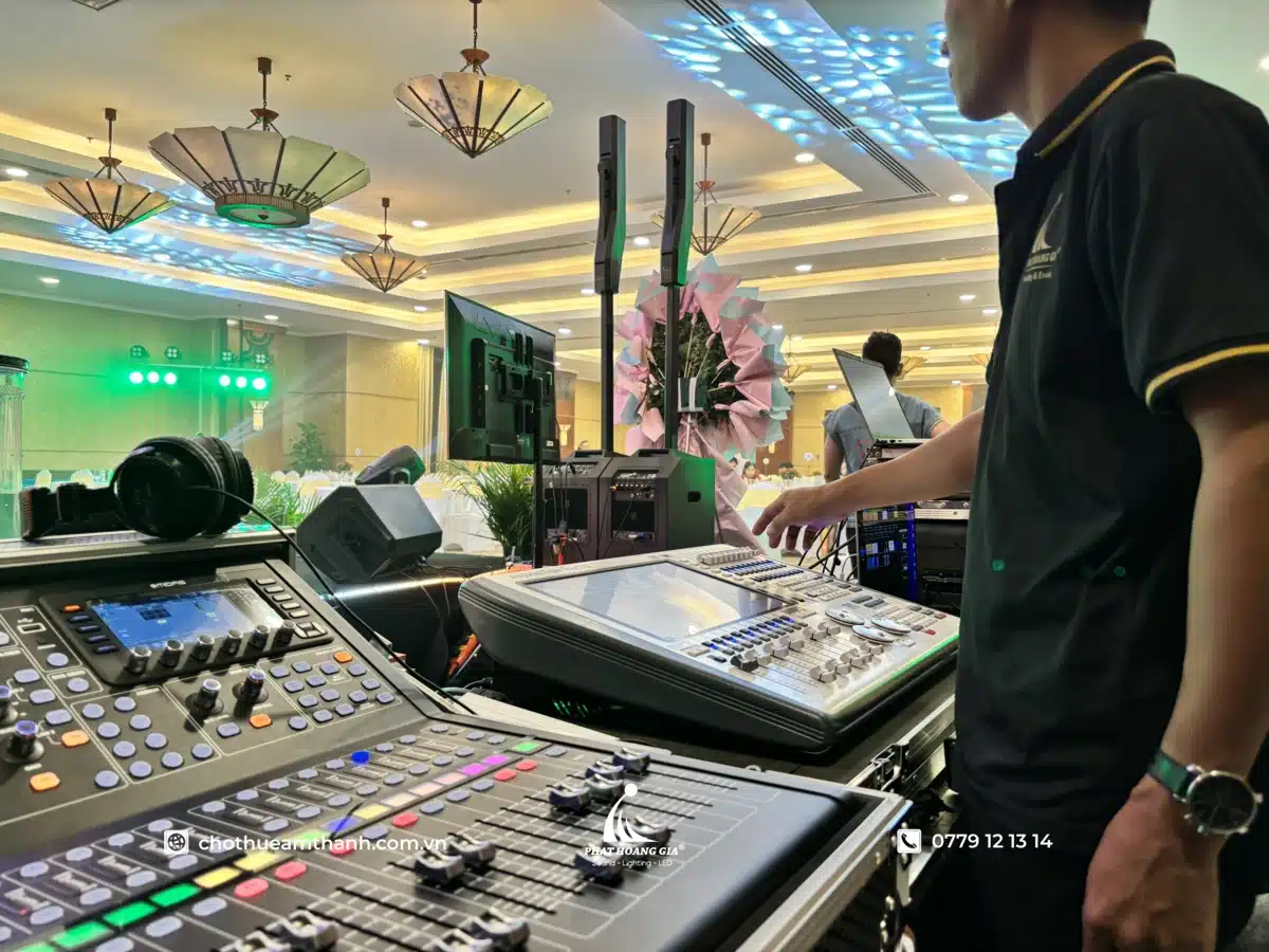 Kỹ thuật viên PHG điều chỉnh âm thanh kỹ lưỡng trước giờ diễn ra sự kiện
