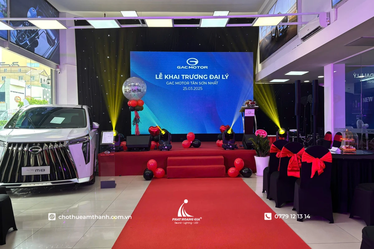 Hệ thống âm thanh ánh sáng lễ khai trương với màn hình LED và khu vực phát biểu của đại diện doanh nghiệp