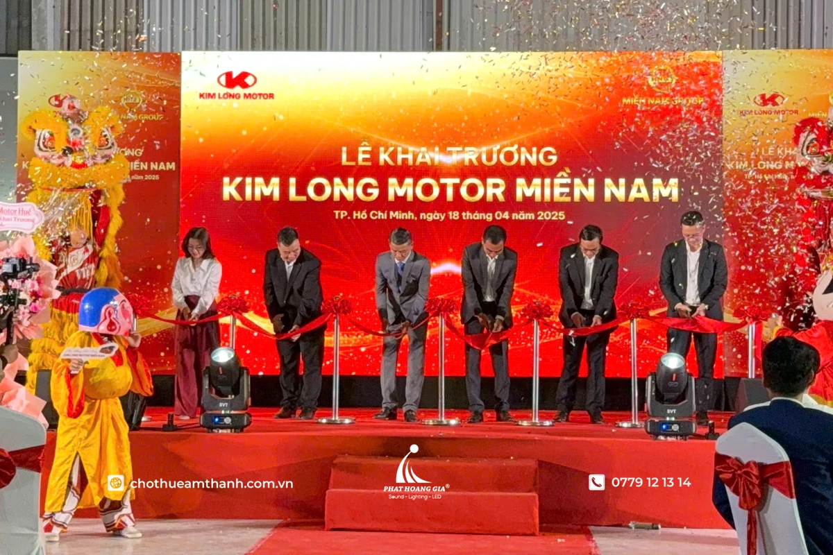 Hệ thống âm thanh ánh sáng lễ khai trương phục vụ nghi thức cắt băng trên sân khấu sự kiện 