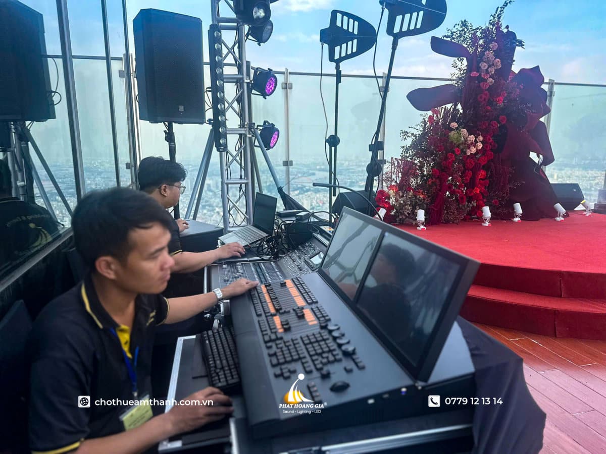 Đội ngũ PHG kiểm tra setup âm thanh ánh sáng sự kiện