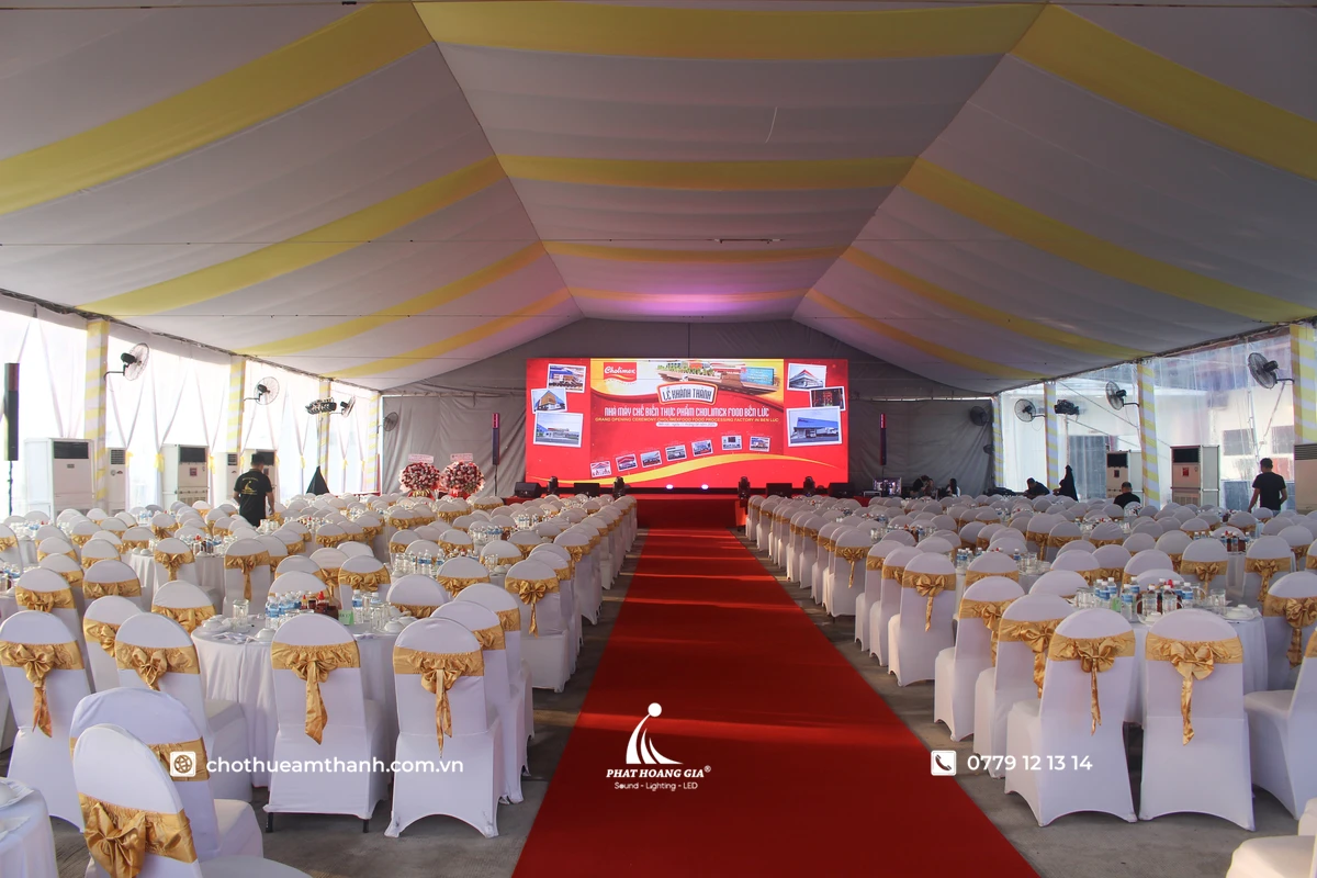 Không gian lễ khánh thành được bố trí sân khấu, màn hình LED và hệ thống âm thanh phục vụ khách mời tham dự