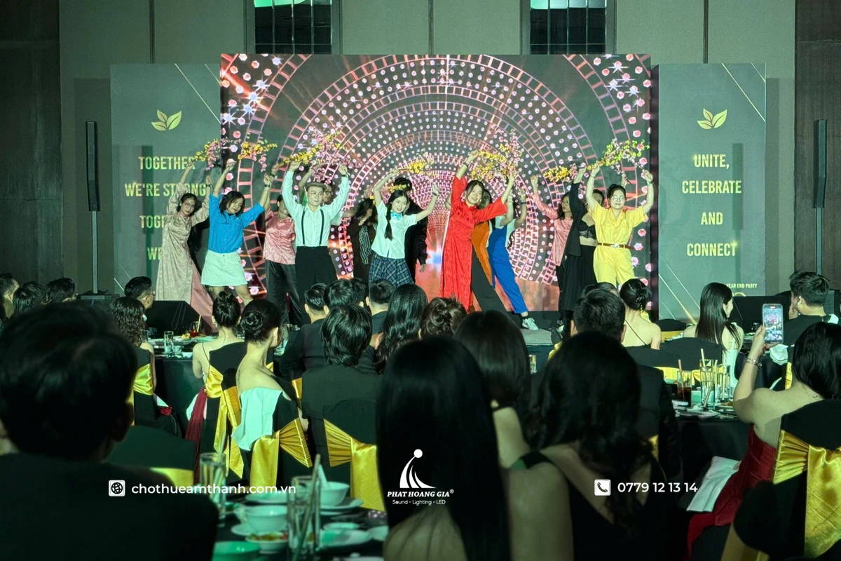 Tiết mục biểu diễn kết hợp âm thanh ánh sáng trên sân khấu Year End Party