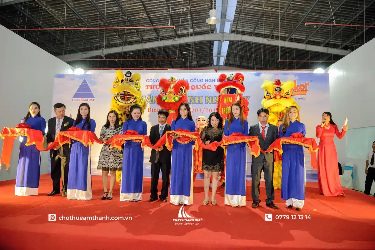 Âm thanh ánh sáng và vai trò của sân khấu trong lễ khánh thành 4 Nghi thức cắt băng khánh thành trên sân khấu với hệ thống âm thanh ánh sáng hỗ trợ phần nghi lễ và sự tham gia của khách mời doanh nghiệp