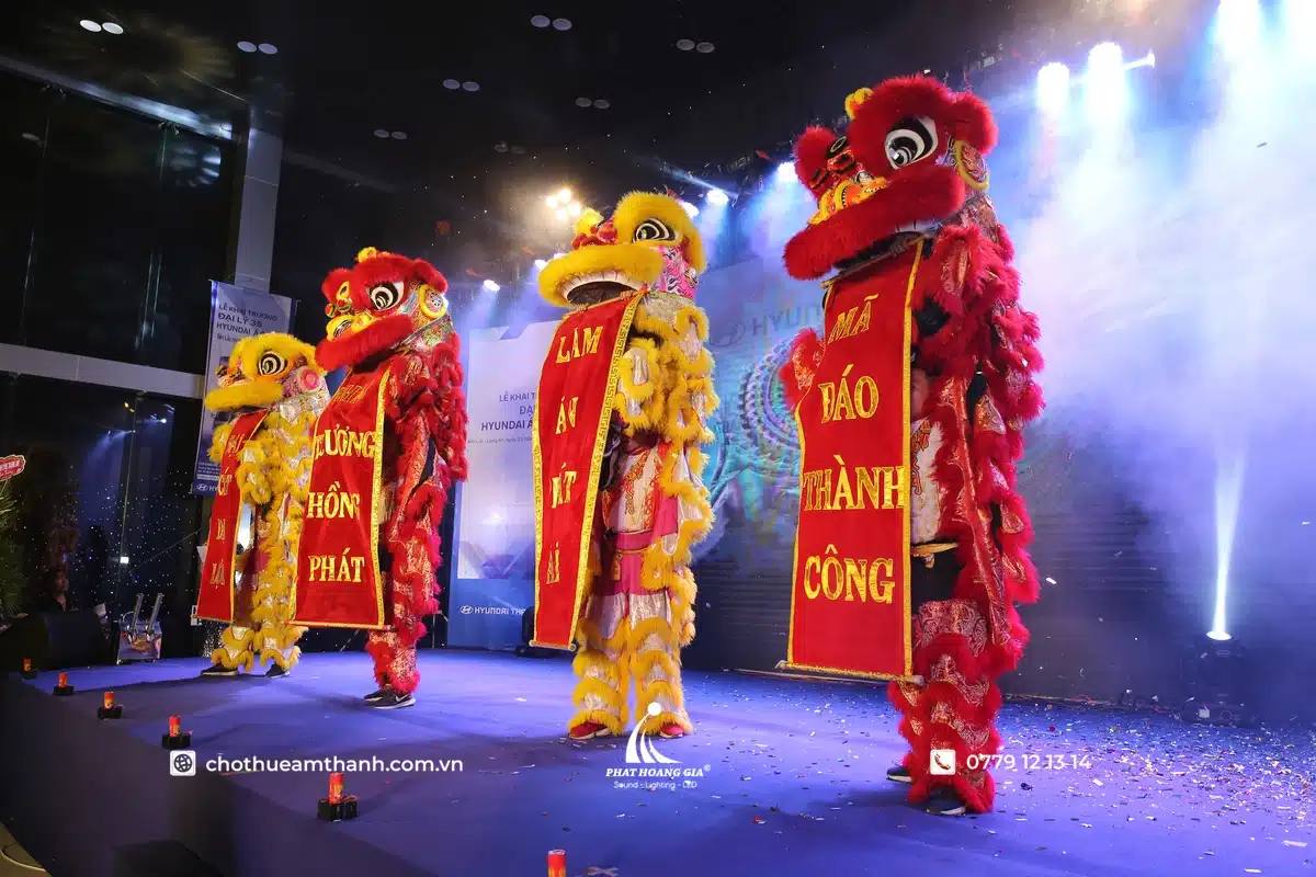 Âm thanh ánh sáng và vai trò của sân khấu trong lễ khánh thành 6 Tiết mục múa lân khai hội trên sân khấu lễ khánh thành với hiệu ứng âm thanh ánh sáng tạo điểm nhấn cho chương trình