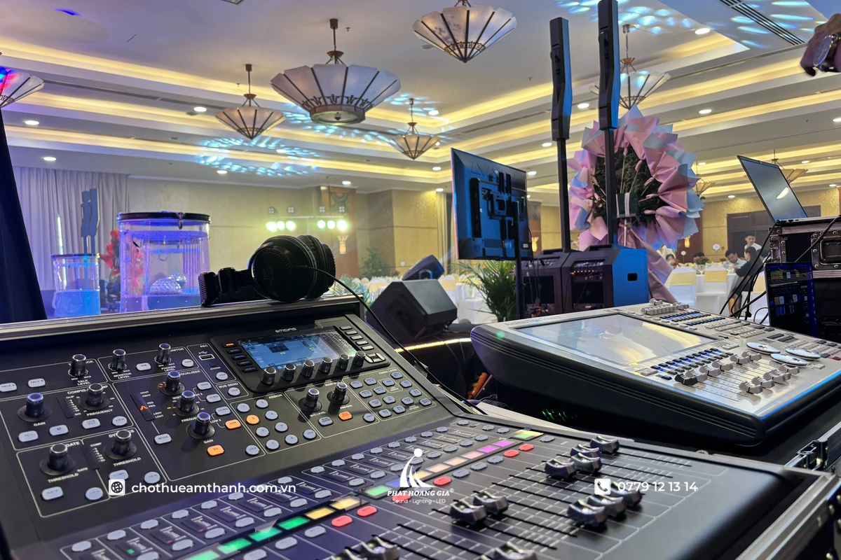 Hệ thống âm thanh biểu diễn cho ca sĩ với mixer và thiết bị điều khiển chuyên dụng