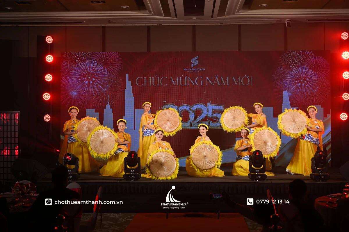 Âm Thanh Sân Khấu Cho Tiết Mục Vũ Đoàn Và Những Điều Cần Lưu Ý 6 Tiết mục vũ đoàn biểu diễn trên sân khấu với hệ thống âm thanh và ánh sáng được vận hành đồng bộ