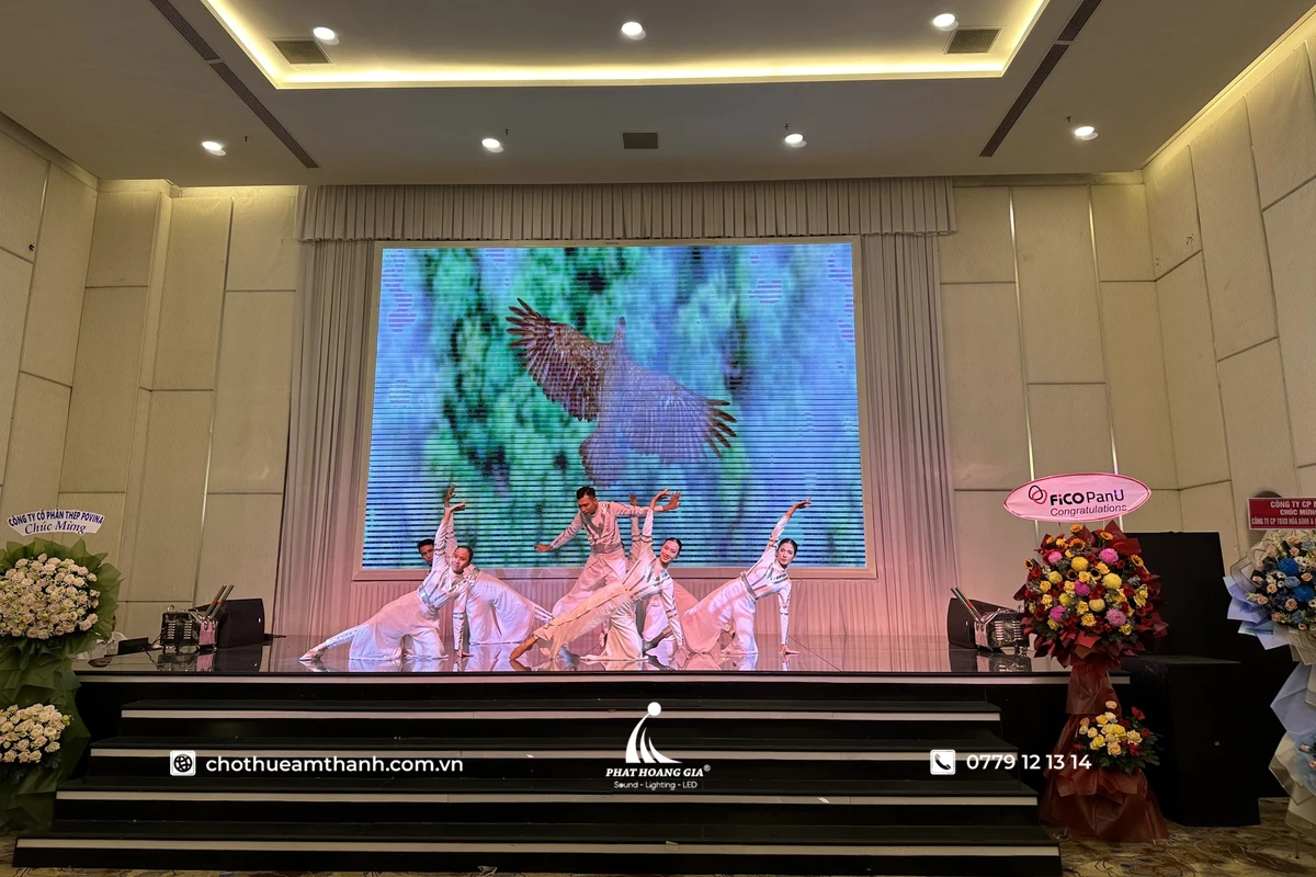 Âm thanh sân khấu với tiết mục vũ đoàn được phối hợp đồng bộ với màn hình LED và ánh sáng sự kiện