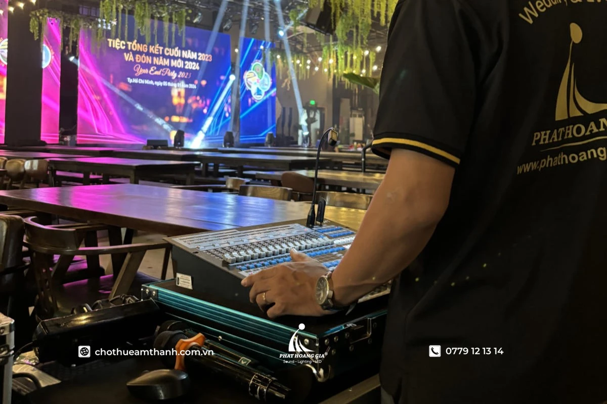 Những hạng mục cần kiểm tra khi thuê âm thanh và màn hình LED trước giờ chạy chương trình 7 Kỹ thuật viên điều khiển hệ thống âm thanh và màn hình LED trong sự kiện