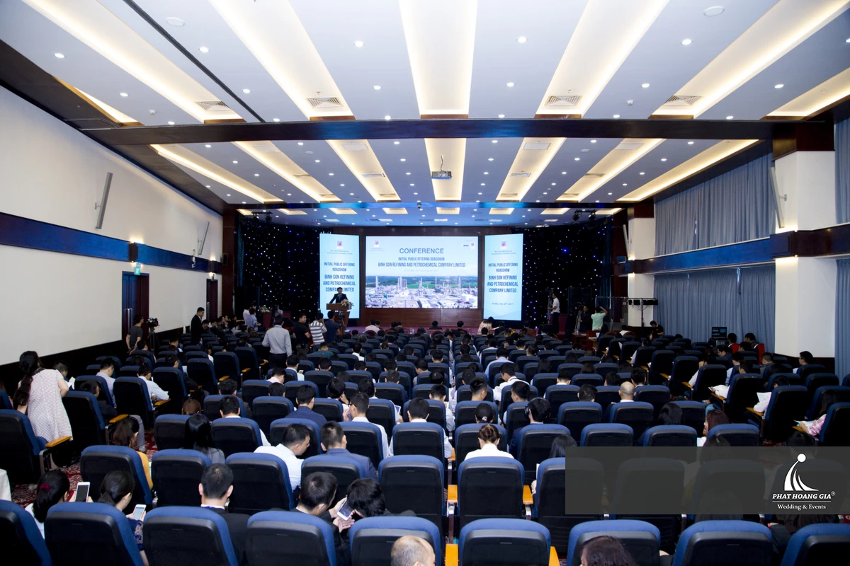 Hội thảo doanh nghiệp với hệ thống âm thanh và trình chiếu được thiết kế phù hợp quy mô khách mời